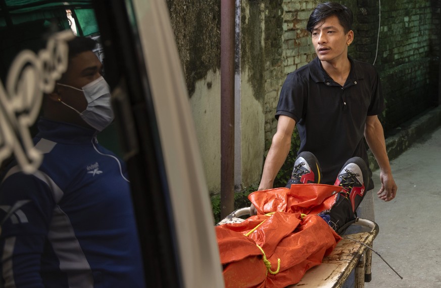 epaselect epa12504222 The body of a climber lies on a stretcher after they arrived from the Yalung Ri Mountain at Teaching Hospital in Kathmandu, Nepal, 05 November 2025. At least seven climbers, incl ...