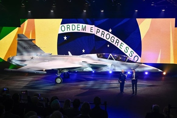 A Linköping, le premier Gripen F biplace est officiellement remis au chef des forces aériennes brésiliennes, Marcelo Kanitz Damasceno (en uniforme).