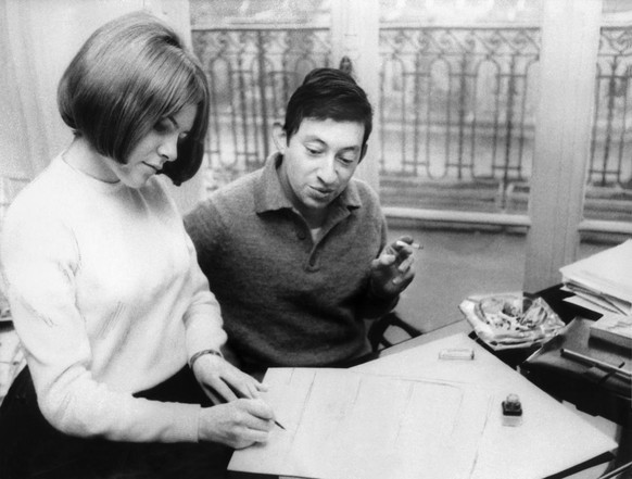 Die Luxemburgerin France Gall am 30. Maerz 1965 bei der Arbeit mit Serge Gainsbourg in Paris, nachdem sie mit dem Lied &quot;Poupee de Cire, Poupee de Son&quot; beim Eurovision de la Chanson gewonnen  ...