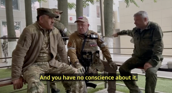 Prigojine, au centre, avec le vice-ministre de la Défense russe Iounous-bek Evkourov (à gauche) et le chef d'état-major adjoint Vladimir Alexeyev, à droite.