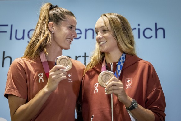 Joana Heidrich, links, und Anouk Verge-Depre werden nach dem Gewinn der Bronzemedaille an den Olympischen Spielen in Tokyo von Fans und Familie empfangen am Flughafen Zuerich am Samstag, 7. August 202 ...