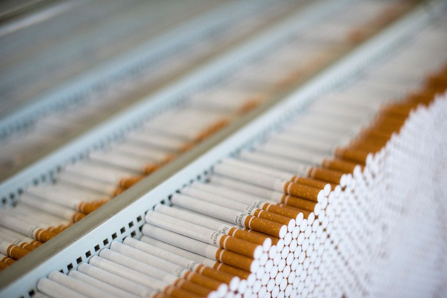 ARCHIVBILD --- ZUM HEUTIGEN BERICHT ZUR ZUKUNFT DER TABAKFABRIK IN BONCOURT STELLEN WIR IHNEN FOLGENDES BILD ZUR VERFUEGUNG --- Il y&#039;a 4000 cigarettes Parisienne par rang
