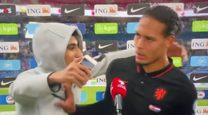 Virgil Van Dijk face à un fan...envahissant.