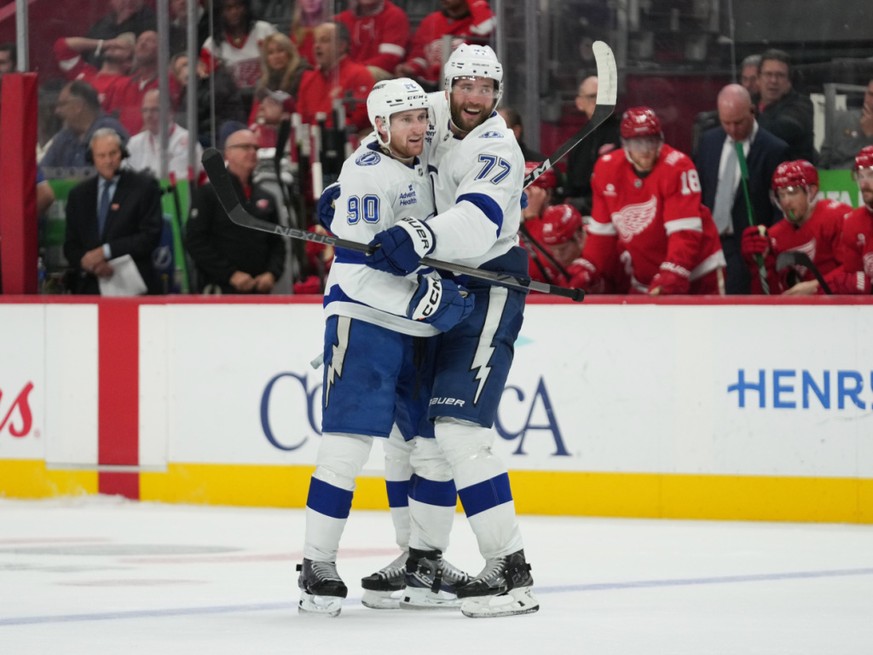 Janis Moser (90) est félicité par Victor Hedman (77) après avoir inscrit le 1-1 face à Detroit