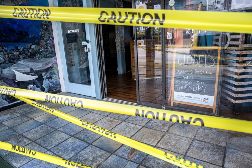 Un panneau à l'intérieur d'un restaurant informe de sa fermeture alors que la ville se prépare à l'ouragan Idalia à Cedar Key, Floride, États-Unis, le 29 août 2023.