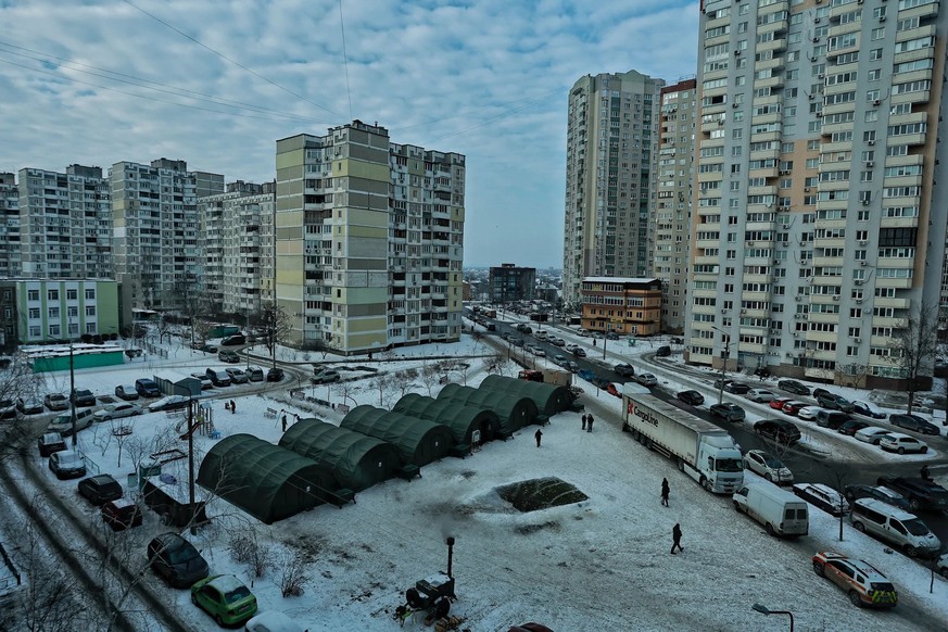 Les secouristes à Kiev installent des camps de tentes chauffées pour les habitants privés d'électricité et de chauffage après les attaques russes contre les infrastructures énergétiques.