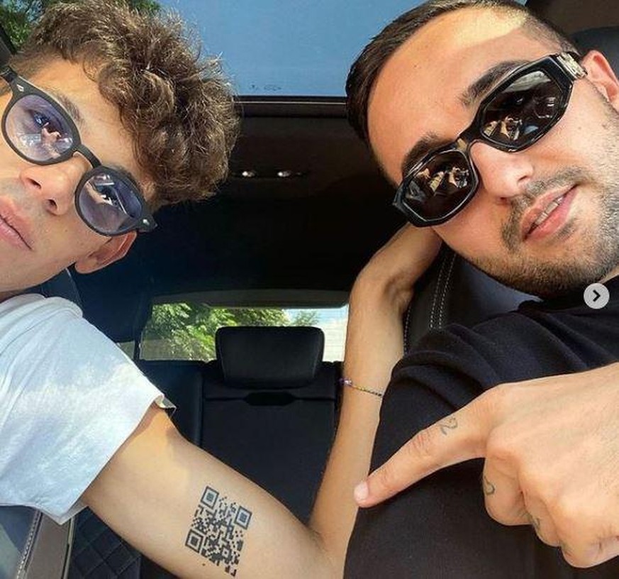 Sur son Instagram, le tatoueur a exhibé fièrement son œuvre, aux côtés de l'étudiant.