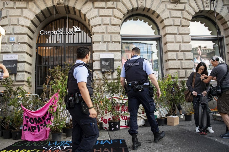 Eine Gruppe Klimaaktivisten der Organisation Collective Climate Justice blockiert den Eingang der Schweizer Bank Credit Suisse, am Montag, 8. Juli 2019, auf dem Paradeplatz in Zuerich. (KEYSTONE/Ennio ...