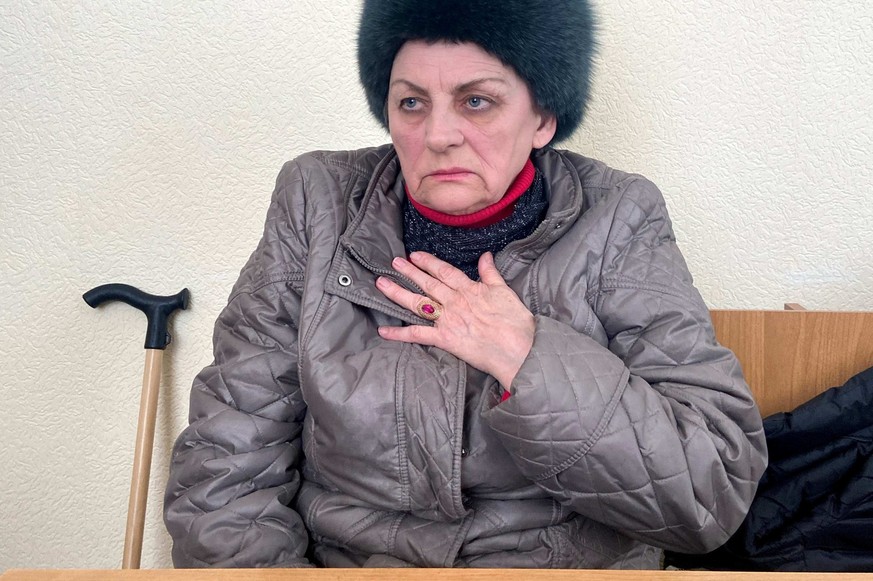 Cette photo diffusée le 3 juillet 2025 montre Evguénia Maïboroda, assise sur le banc des accusés lors de l&#039;annonce du verdict dans son affaire au tribunal municipal de Shakhty.