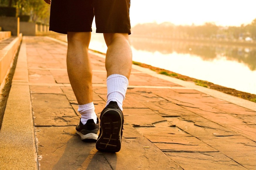 Marcher à reculons présente plusieurs gros avantages pour la santé.