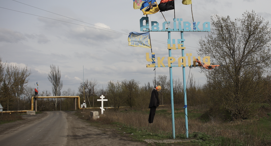 Une poupée de Vladimir Poutine sur la potence, à l'entrée de la ville d'Avdiïvka.