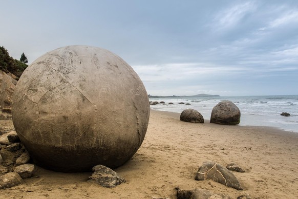 Les Moeraki Boulders sont des rochers sphériques exceptionnellement grands situés le long d'un tronçon de la Koekohe Beach au sud de la Nouvelle-Zélande.