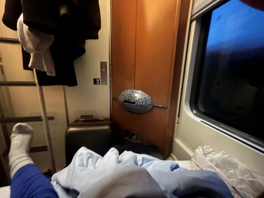 L'horreur à l'aube: espace confiné dans la cabine double. Sans oublier le charme des années 1990 avec son lavabo (au centre de la photo).