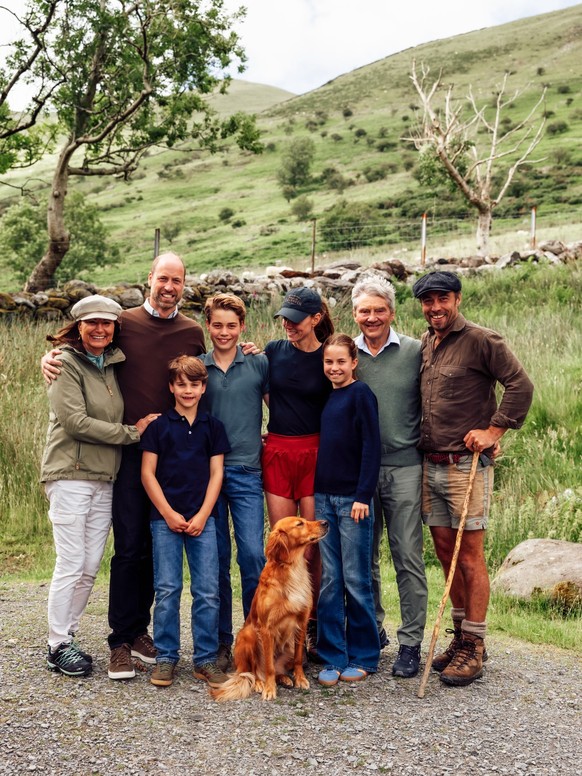 La princesse de 44 ans rayonnait de bonheur, entourée des membres de sa famille, notamment ses parents, Carole et Michael Middleton, après avoir terminé cette randonnée éprouvante.