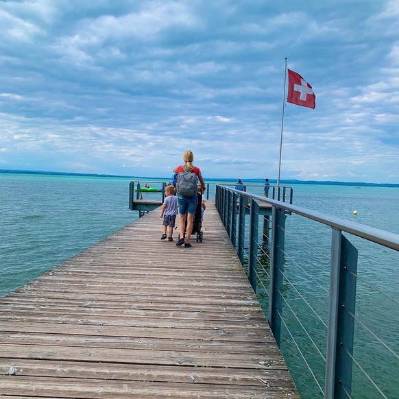 Une belle passerelle en bois mène au lac de Constance. En face, vous pouvez également facilement descendre dans l'eau.
