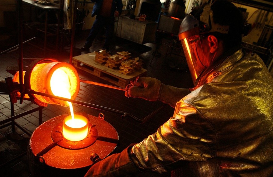 Un employe fond de l&#039;or a la fonderie de Metalor Technologies International SA en mars 2005, a Neuchatel.L&#039;entreprise Metalor Technologies International SA a realise un chiffre d