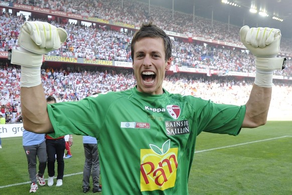 Sion&#039;s goalkeeper Kevin Fickentscher, center, celebrates after winning the Swiss Cup final soccer match between Neuchatel Xamax and FC Sion at the St. Jakob-Park stadium in Basel, Switzerland, Su ...