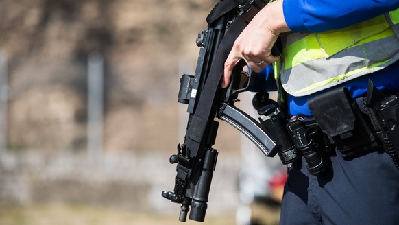 Italienische Carabinieri (rote Vesten) und die Polizisten der Kantonspolizei Tessin (gelbe Vesten) bei gemischten Patrouillen an der schweizerisch-italienischen Grenze am Mittwoch, 9. Maerz 2022 in Ag ...