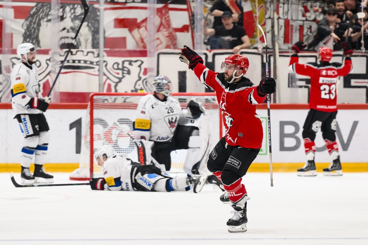 Joie de Jason Fuchs (LHC) apres avoir marque le but de la victoire en troisieme prolongation lors de l&#039;acte 2 des demi-finales des play-off du championnat suisse de hockey sur glace de National L ...