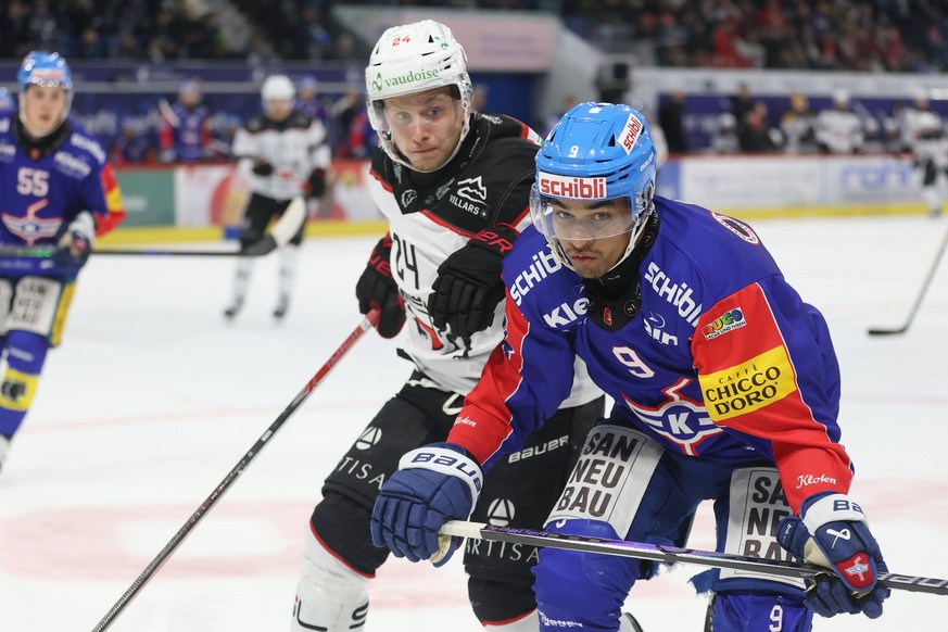 Dominik Kahun (LHC), links, kaempft gegen Noah Delemont (Kloten) in dem Qualifikationsspiel der Eishockey-Meisterschaft der National League zwischen den Teams EHC Kloten und dem Lausanne HC am Samstag ...