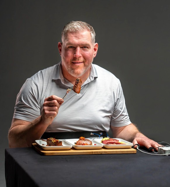 Le roi de la lutte suisse Christian Stucki fait la promotion des substituts de viande.