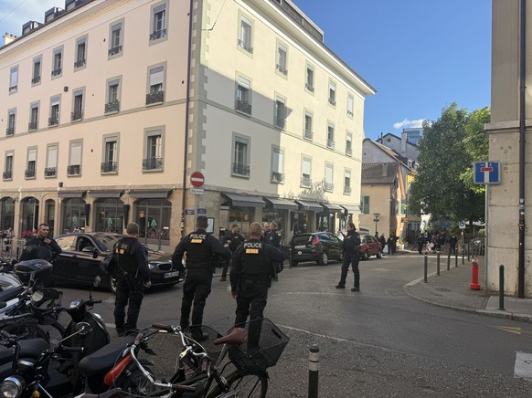 La police dans le quartier des Grottes à Genève, ce vendredi soir.