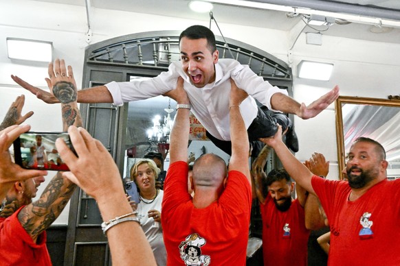 epa10183416 The leader of the Italian party &#039;Impegno Civico&#039; and Foreign Minister Luigi Di Maio is carried in the air by the waiters of the folkloristic trattoria Nennella in imitation of th ...