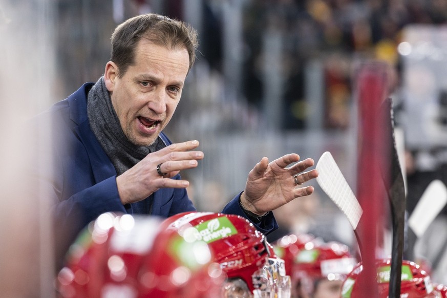 Biels Cheftrainer Antti Toermaenen weist seine Spieler an, im Eishockey Qualifikations-Spiel der National League, zwischen dem EHC Biel und dem SC Rapperswil-Jona Lakers, am Freitag, 3. Februar 2023,  ...