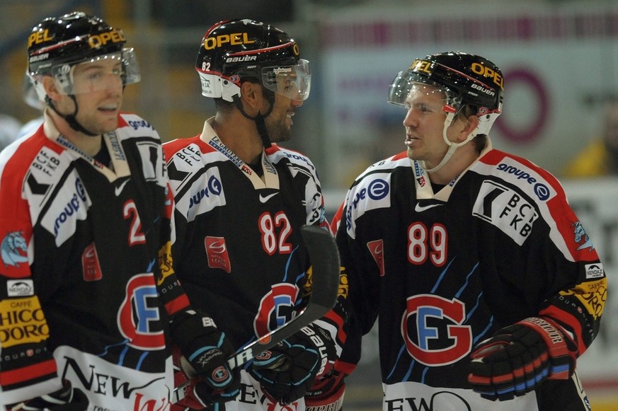 Gotteron Stuermer Andrei Bykov, freut sich mit den Verteidigern Michael Ngoy und Marc Aplanalp, von rechts, ueber den sechsten Treffer seiner Mannschaft, im Eishockey-Meisterschaftsspiel der National  ...