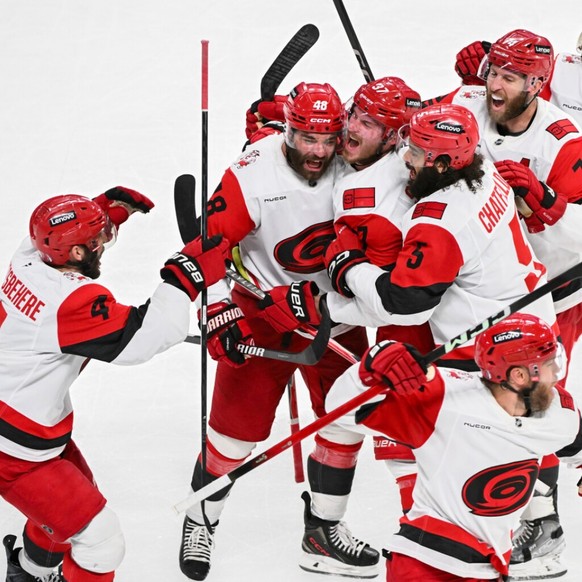 La joie des Canes après le but victorieux d'Andrei Svechnikov
