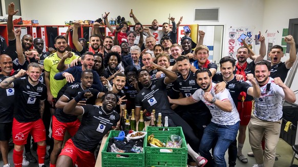 L&#039;equipe du SLO fete dans le vestiaire la promotion en Super League avec au centre Vartan Sirmakes, le president du FC Stade Lausanne Ouchy lors du match retour du barrage de promotion en Super L ...