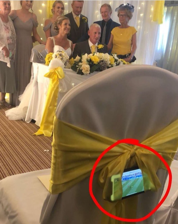 Faildienstag: Smartphone im Stuhl um Fussball zu schauen während einer Hochzeit
