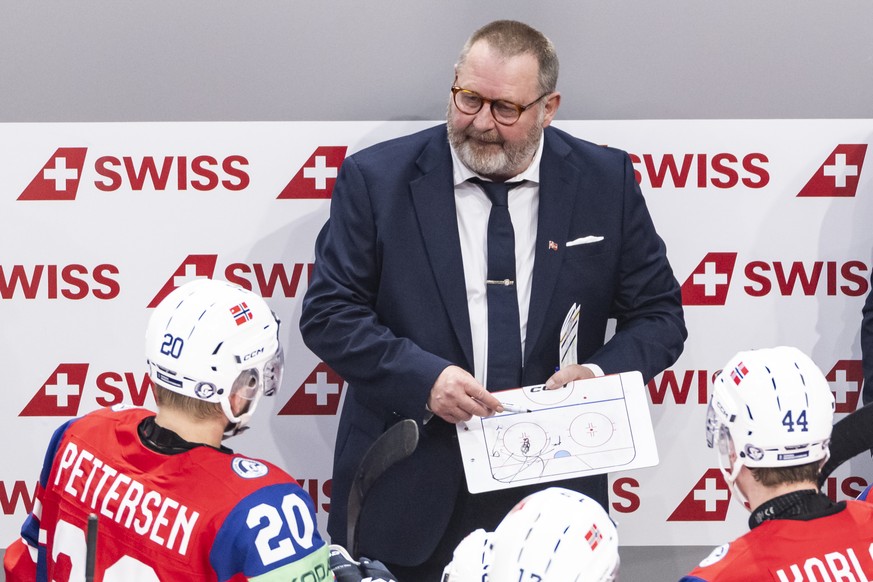 Petter Thoresen, head coach of Norway, instructs his players in a timeout, during the 2026 IIHF Men's Ice Hockey World Championship quarter-finals game between Norway and Latvia, at the BCF Arena ...