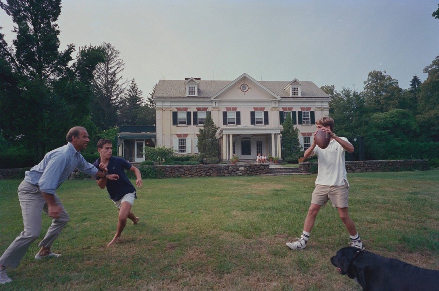 Joe Biden, en «1987 avec mes garçons». Hunter est à gauche, Beau tient le ballon.