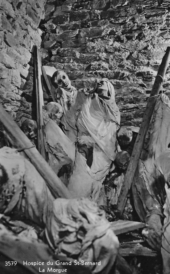 Une carte postale montrant la morgue du Grand-Saint-Bernard.