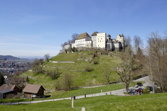 Lenzburg Castle pictured on April 8, 2015, in Lenzburg in the Canton of Aargau, Switzerland. (KEYSTONE/Gaetan Bally)

Schloss Lenzburg, aufgenommen am 8. April 2015 in Lenzburg im Kanton Aargau. (KEYS ...