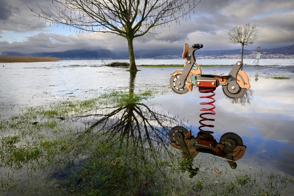 Une place de jeux photographiee dans l&#039;eau sur la rive du lac de Neuchatel lors de la montee de l&#039;eau au suite aux fortes pluie des derniers jours ce jeudi 14 decembre 2023 a Cudrefin. (KEYS ...