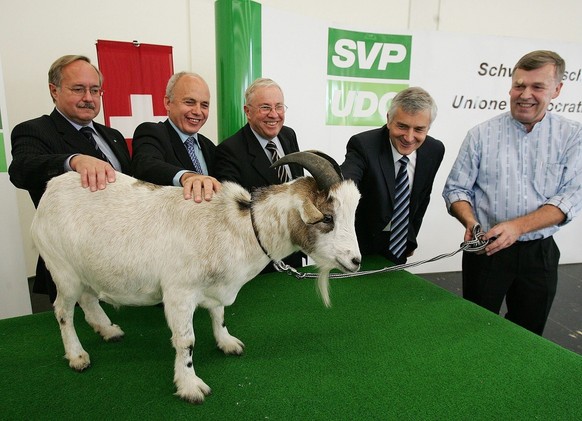 Von links: Bundesrat Samuel Schmid, Parteipraesident Ueli Maurer, Bundesrat Christoph Blocher, Nationalrat Caspar Baader und Nationalrat Ernst Schibli praesentieren Wahlkampfmaskottchen Geissbock &quo ...