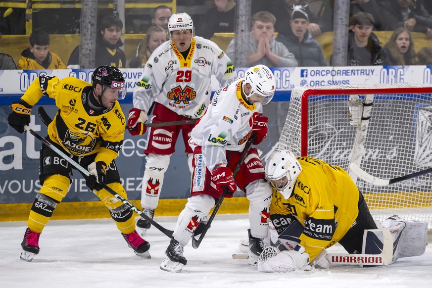 Kevin Fey (HCA), Marcus Sylvegard (EHCB), Fabio Hofer (EHCB) und Torhueter Antoine Keller (HCA), von links, im Qualifiaktionsspiel der Eishockey National League zwischen dem HC Ajoie und dem EHC Biel- ...