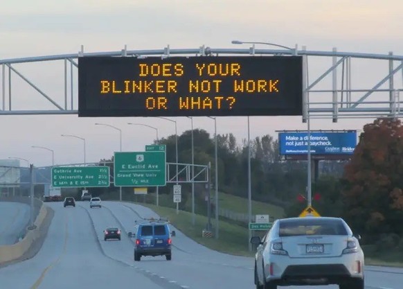 lustige verkehrsschilder autobahn warnschilder https://www.businessinsider.com/funny-highway-signs-messages-safety-federal-scrutiny-new-jersey-2023-2?r=US&IR=T#-16