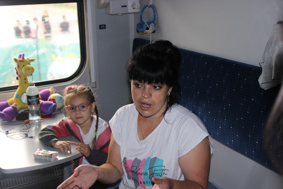 Natalya et une de ses filles dans leur nouveau logement, un wagon de train de l&#039;Ukrzaliznytsia, à Irpin, le 10 juillet 2022.