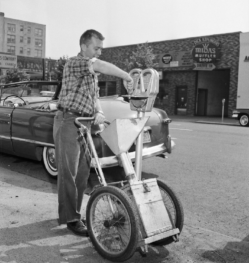 Un employé de la ville vidant un parcmètre à Seattle, dans l’État de Washington
https://commons.wikimedia.org/wiki/File:Seattle_-_Worker_emptying_parking_meter,_1960.gif