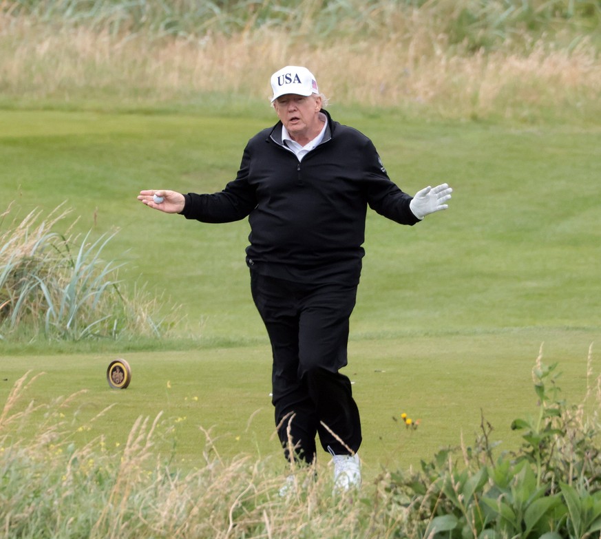 Le président américain Donald Trump dimanche sur son terrain de golf Turnberry, sur la côte ouest.