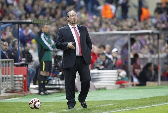 epa02128276 Liverpool coach Rafael Benitez during the UEFA Europa League semi final 1st leg match between Atletico Madrid and FC Liverpool in Madrid, Spain, 22 April 2010. EPA/CESAR CEBOLLA / ALFAQUI  ...
