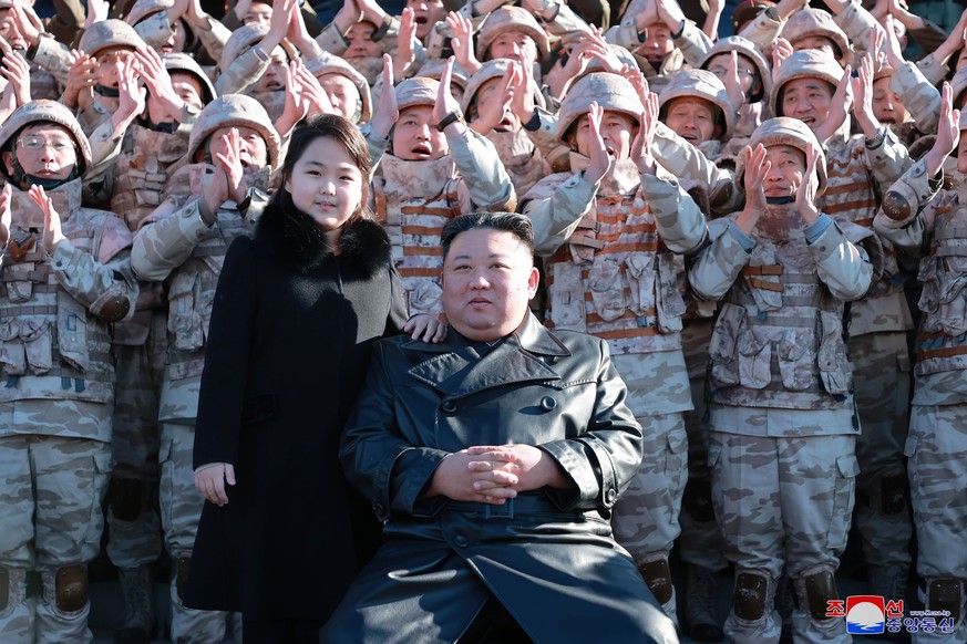 Le dirigeant nord-coréen Kim Jong-un posant avec sa fille, son deuxième enfant présumé, Ju-ae.