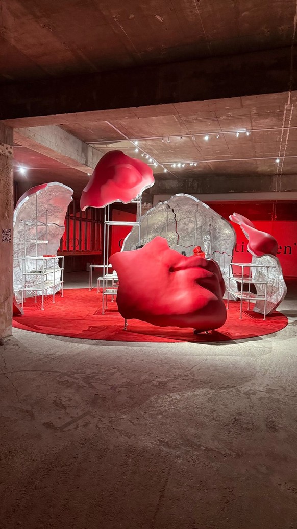 La collection était exposée dans une installation artistique, installée au cœur d'un immeuble désaffecté derrière la gare Montparnasse.