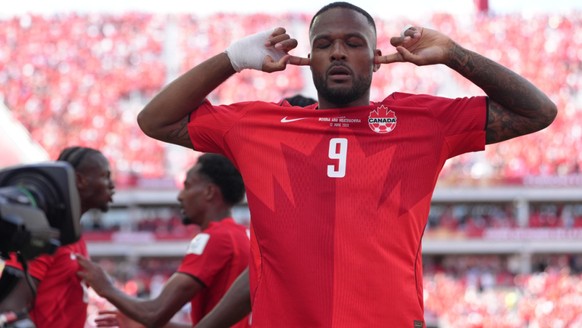 Le Canadien Cyle Larin célèbre son but