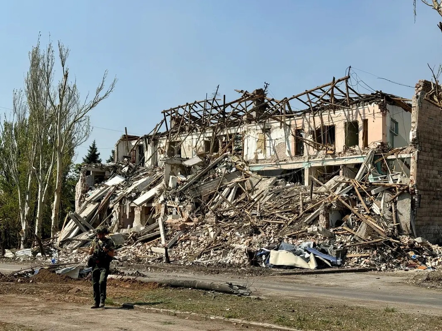 Eine Gleitbombe hat ein Gebäude in Selydowe zerstört. Selydove Ukraine
