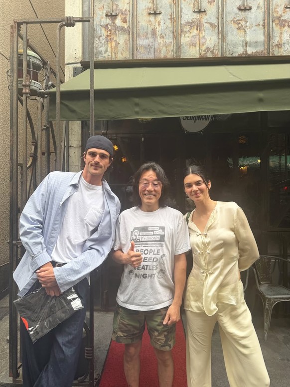 Kendall Jenner et Jacob Elordi, ce mercredi, au Japon, devant la pizzeria Seirinkan.
