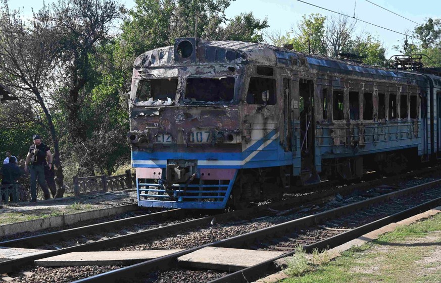 Une locomotive calcinée après qu'elle a été touchée par un drone russe.